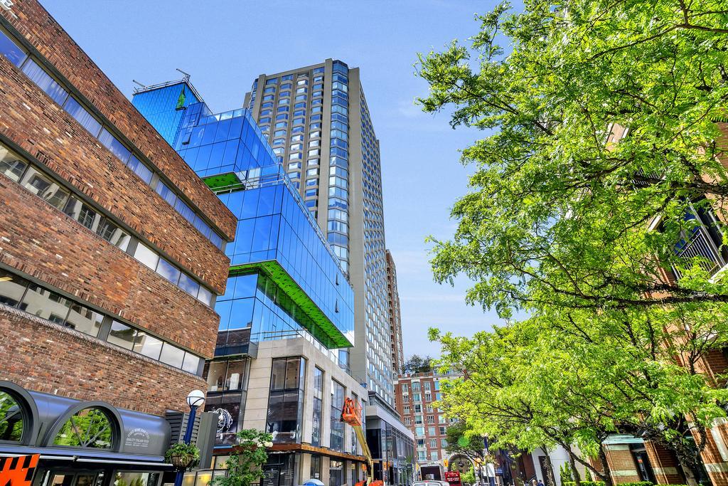 Premium 2Bdrm In Yorkville Toronto Exterior photo